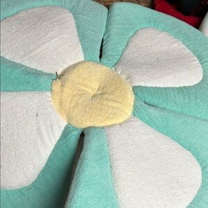 Floral Cushion with White Petals and Yellow Center